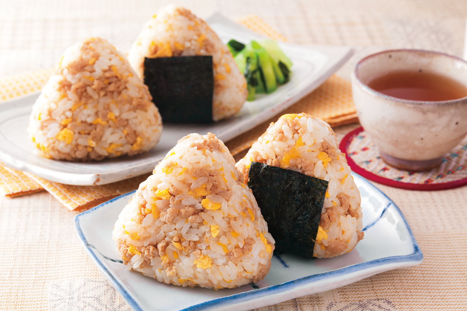 鶏たまそぼろの混ぜご飯おむすび 画像